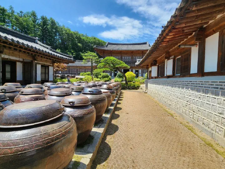 낙선재 입구로 이어지는 장독대와 마당 길