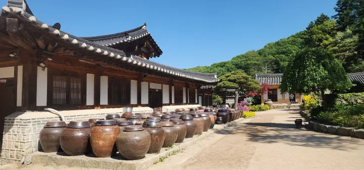 줄지어 늘어선 낙선재 장독대
