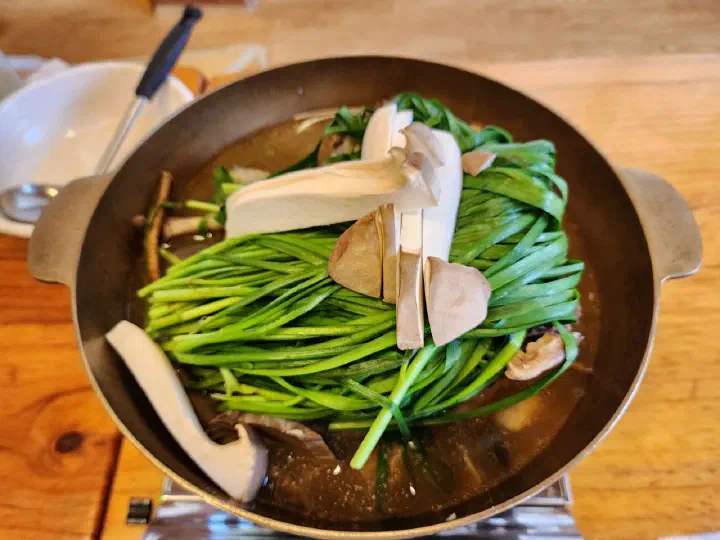 자작한 국물에 채소가 듬뿍 들어간 낙선재 토종닭볶음탕