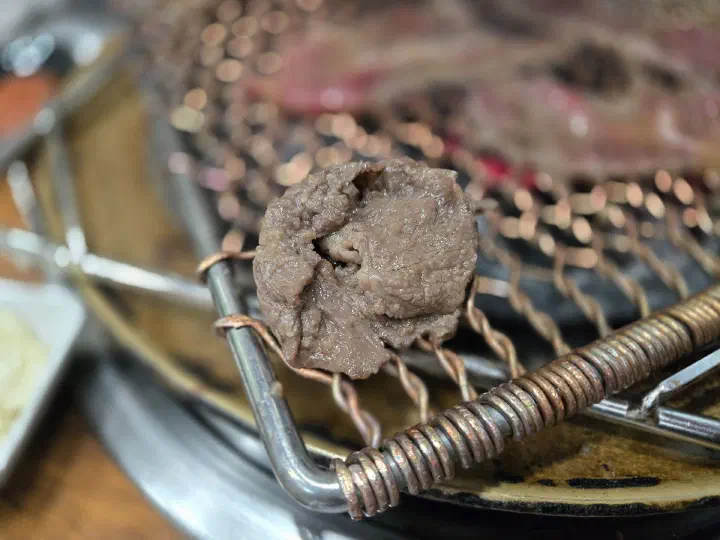 참숯이 가득한 구리석쇠 화로