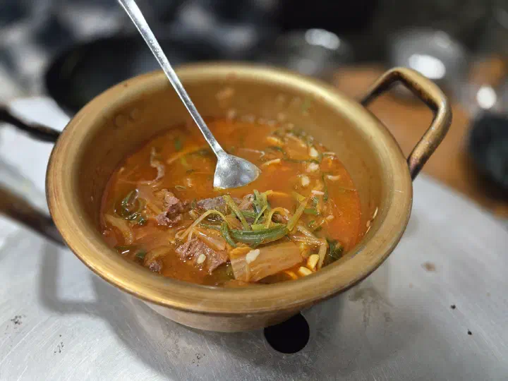 숯불 위에서 끓이는 후식 김치국