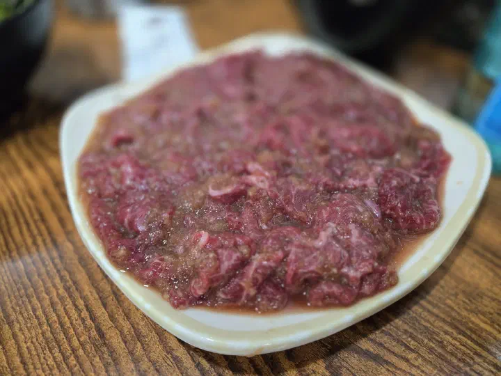 접시에 담겨 나온 광양식 양념불고기
