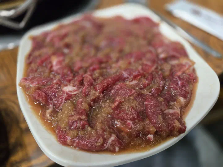 선홍빛 한우 양념불고기 생고기