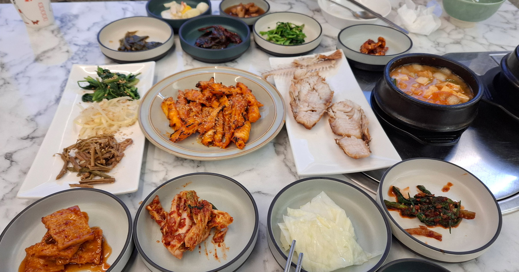 Korean set meal with bulgogi and many side dishes at Ulsan Restaurant near Bulguksa, Gyeongju
