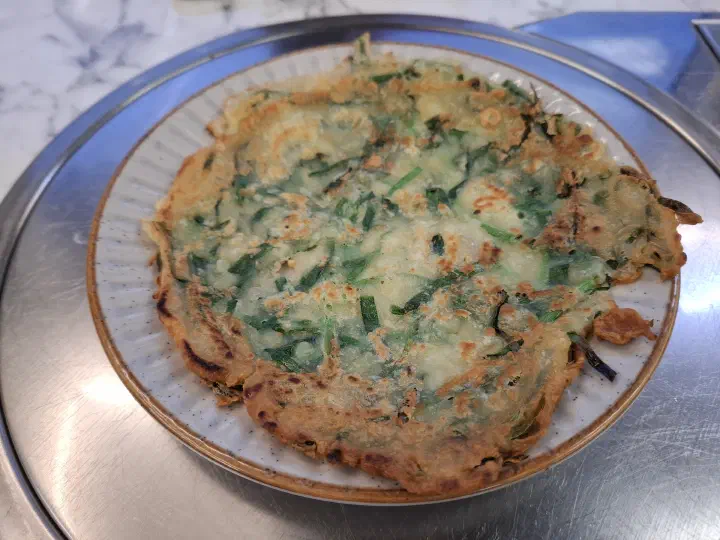 울산식당 서비스로 나온 부추 해물전