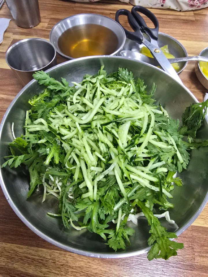 쑥갓 가득한 비빔쫄면