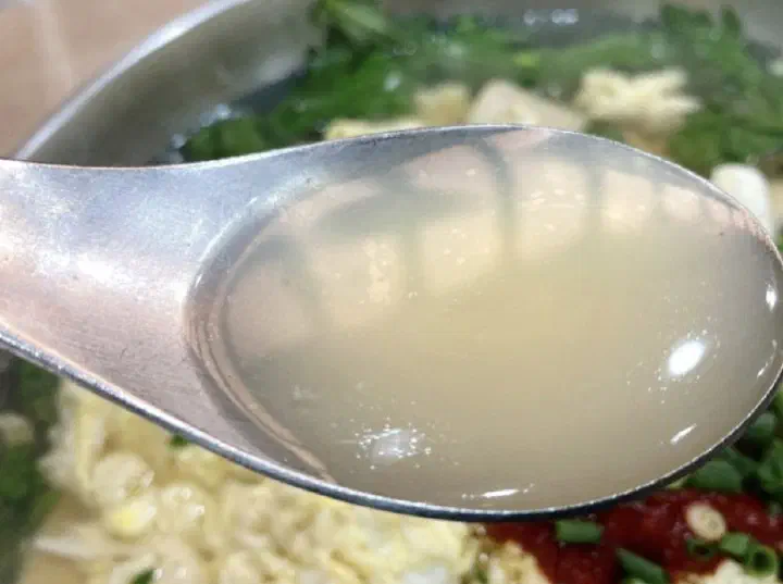 멸치육수 국물 한 숟갈