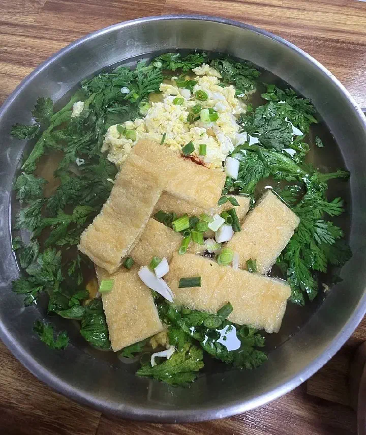Yubu jjolmyeon in anchovy broth with egg