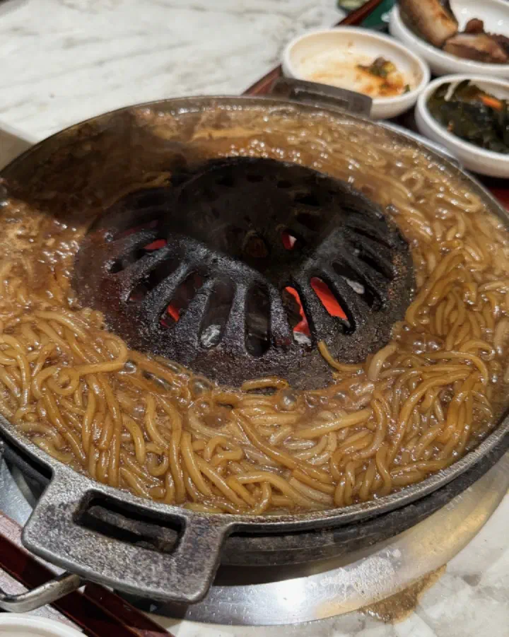 해운대암소갈비집 구이판에 끓이는 감자사리