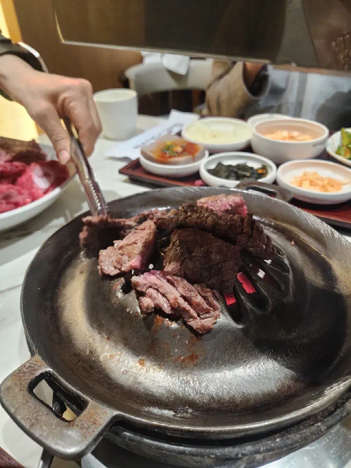 노릇하게 구워진 해운대암소갈비집 갈비 클로즈업