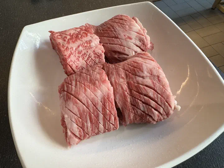 접시에 담겨 나온 해운대암소갈비집 생갈비