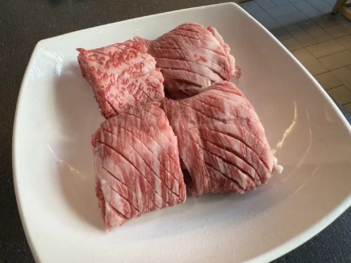 접시에 담겨 나온 해운대암소갈비집 생갈비