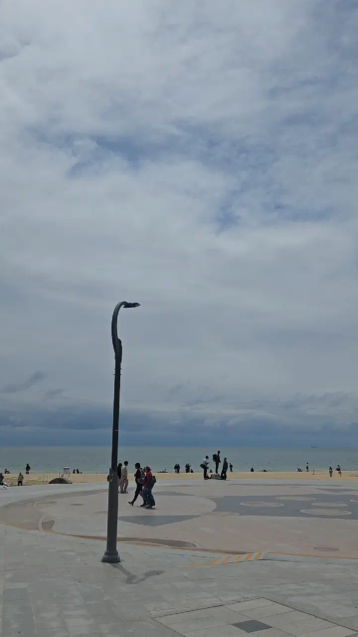 부산 해운대 해변 산책로와 백사장