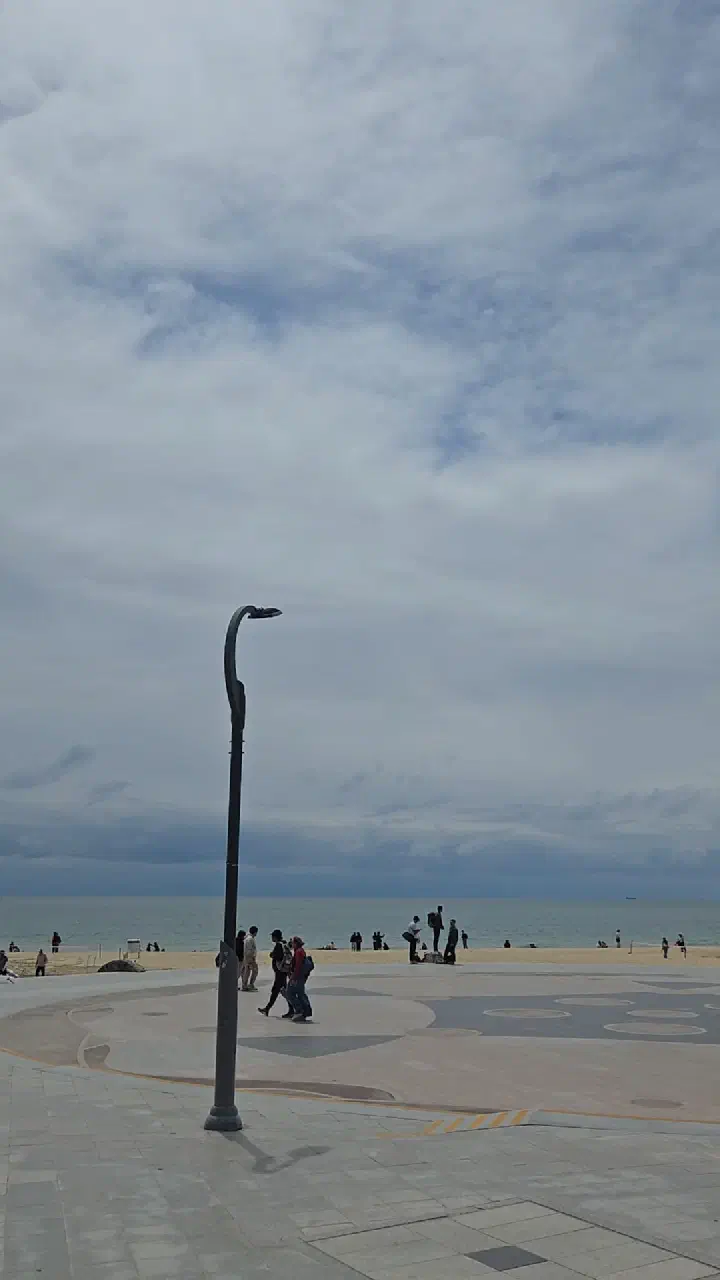 부산 해운대 해변 산책로와 백사장