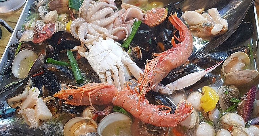 Dapeojuneunjip Haeundae clam hot pot loaded with fresh shellfish