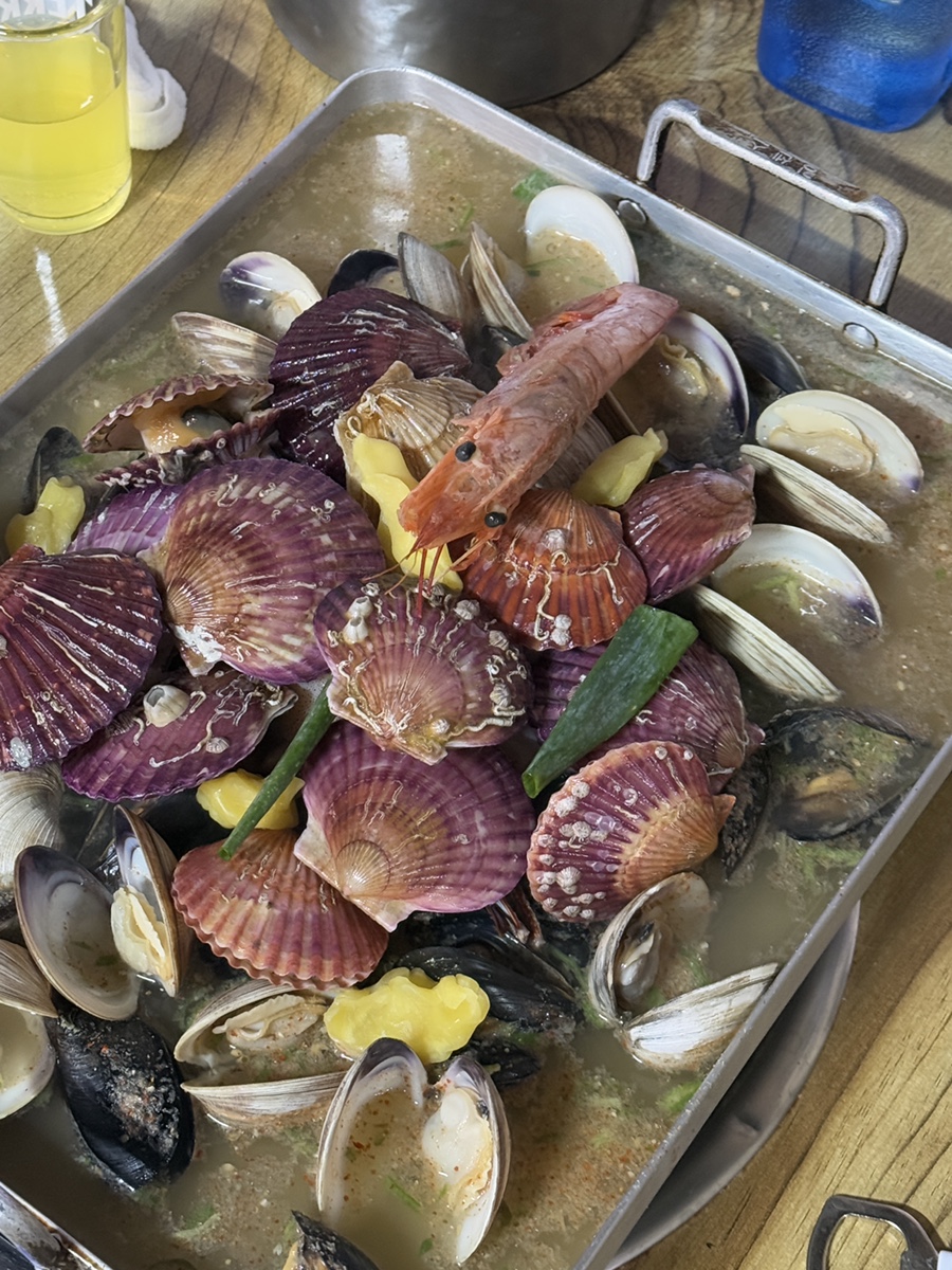 Two-person clam platter at Dapeojuneunjip