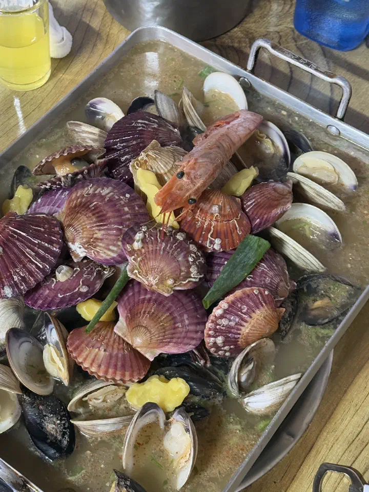 Two-person clam platter at Dapeojuneunjip