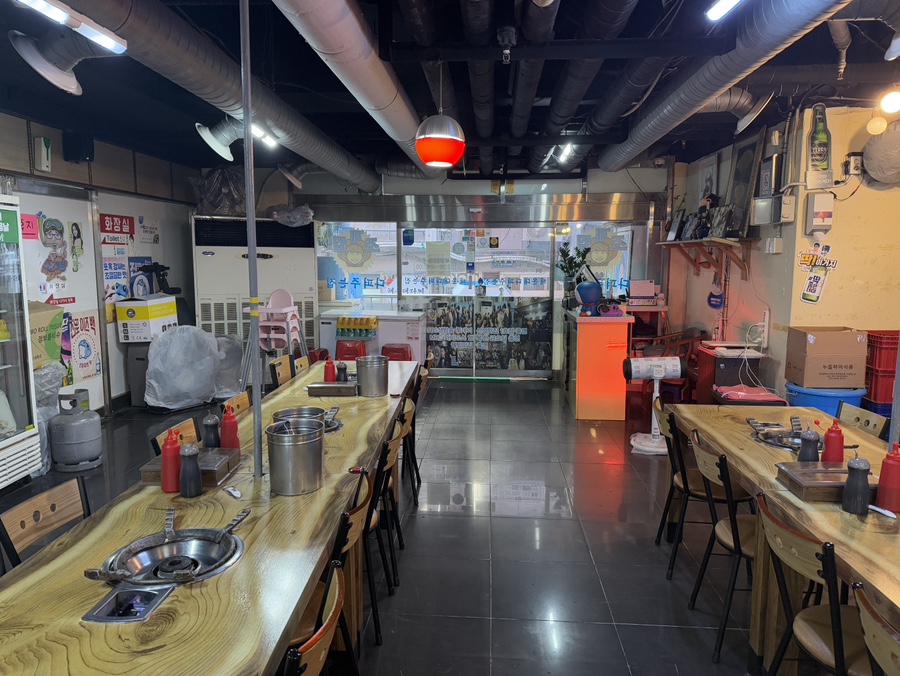 Long bar-style counter seating at Dapeojuneunjip