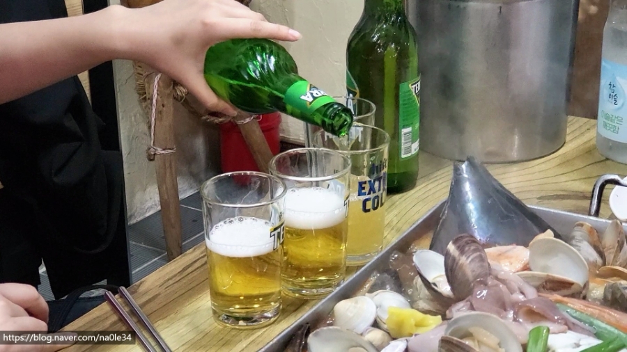 Beer with clam hot pot at Dapeojuneunjip
