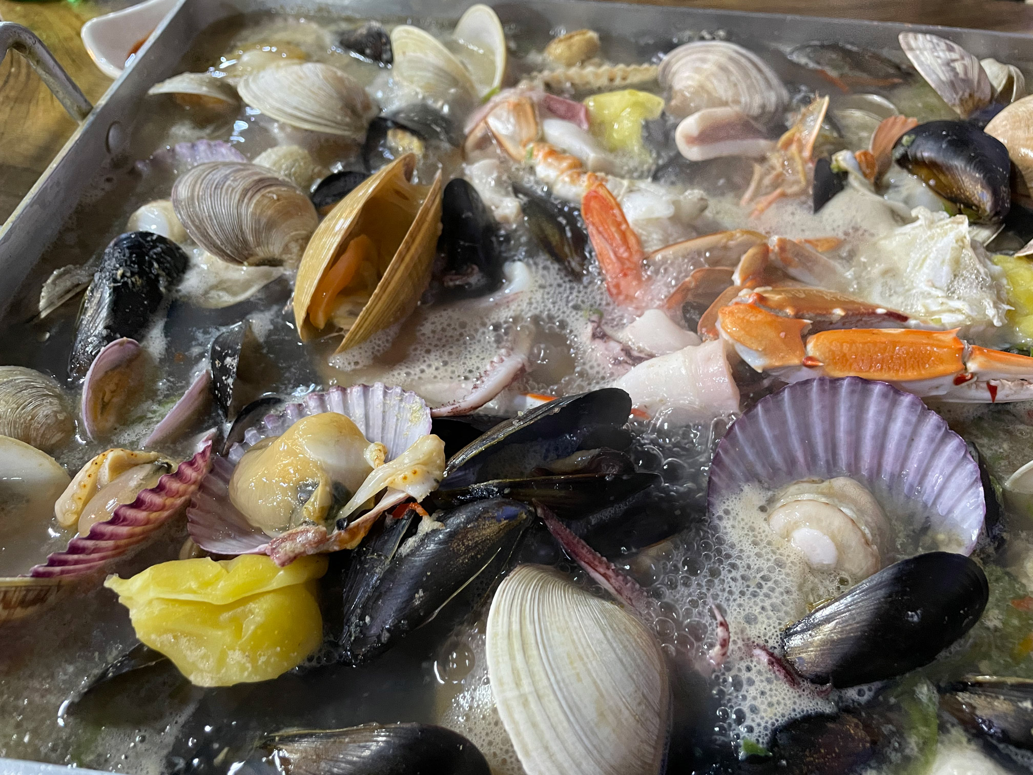 Bubbling clam hot pot at Dapeojuneunjip