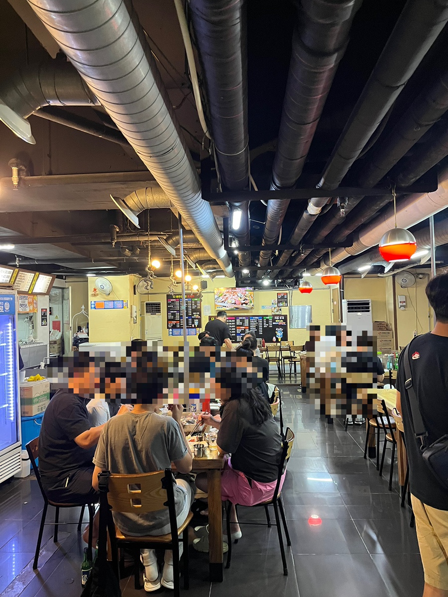 Packed dining hall at Dapeojuneunjip during dinner