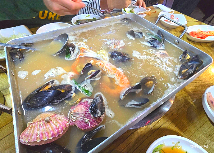 Clear shellfish soup at Dapeojuneunjip
