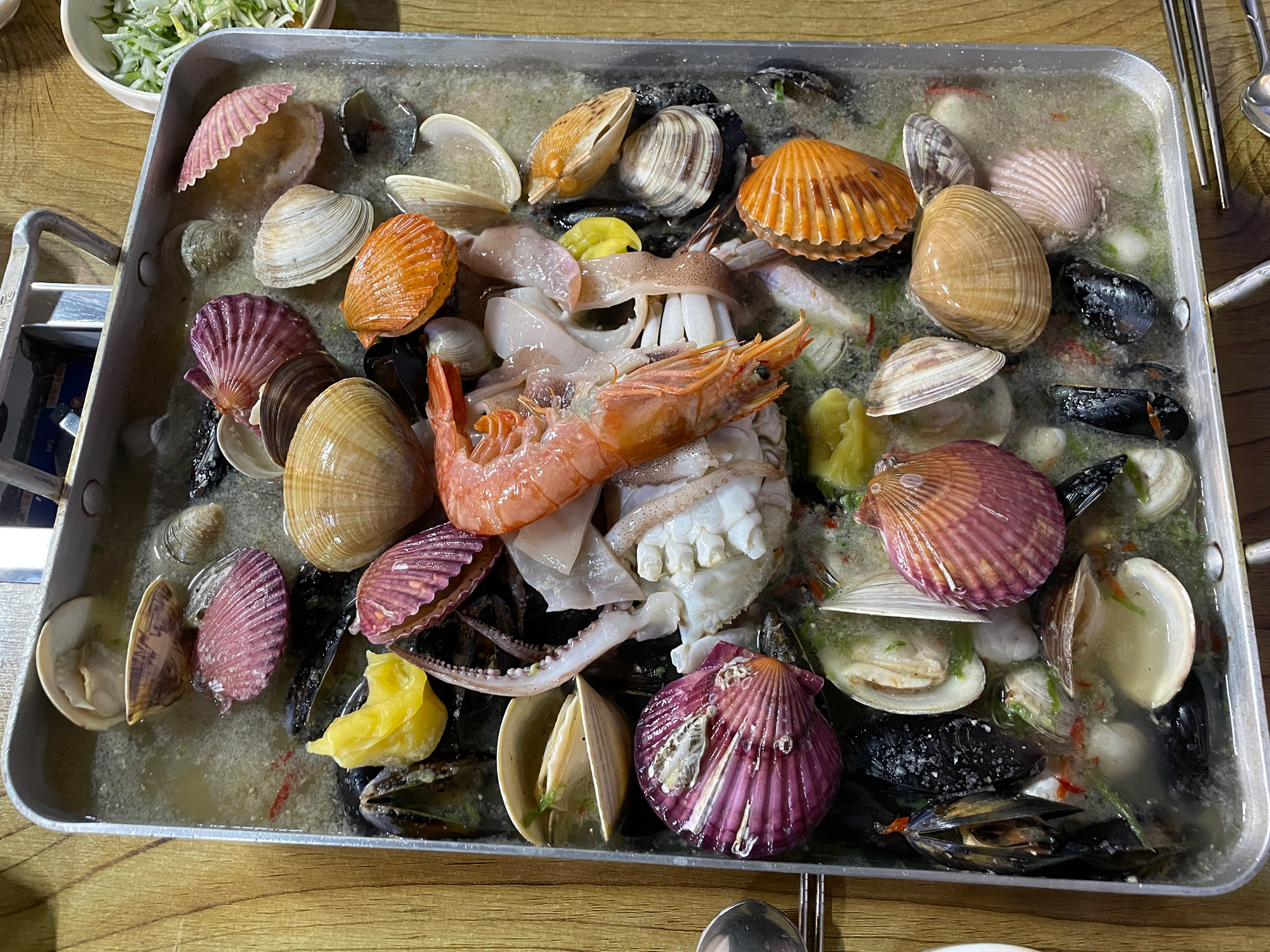 Fresh shellfish platter at Dapeojuneunjip