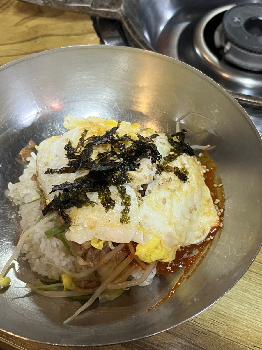 Egg bulgogi rice bowl at Dapeojuneunjip