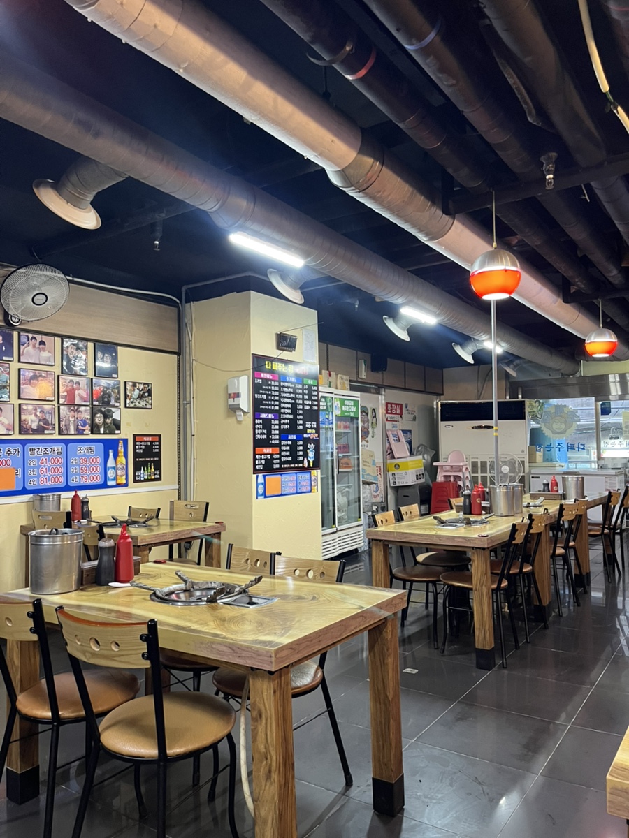 Interior tables at Dapeojuneunjip