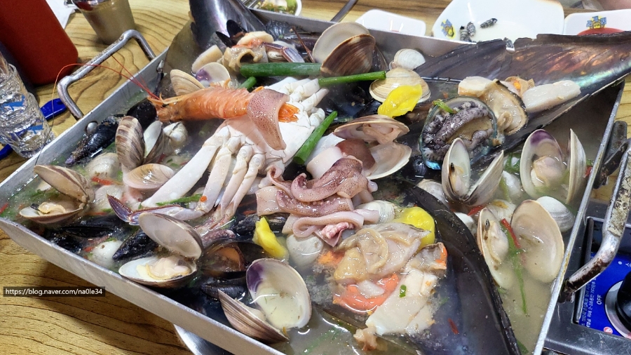 Octopus, shrimp, and crab feast at Dapeojuneunjip