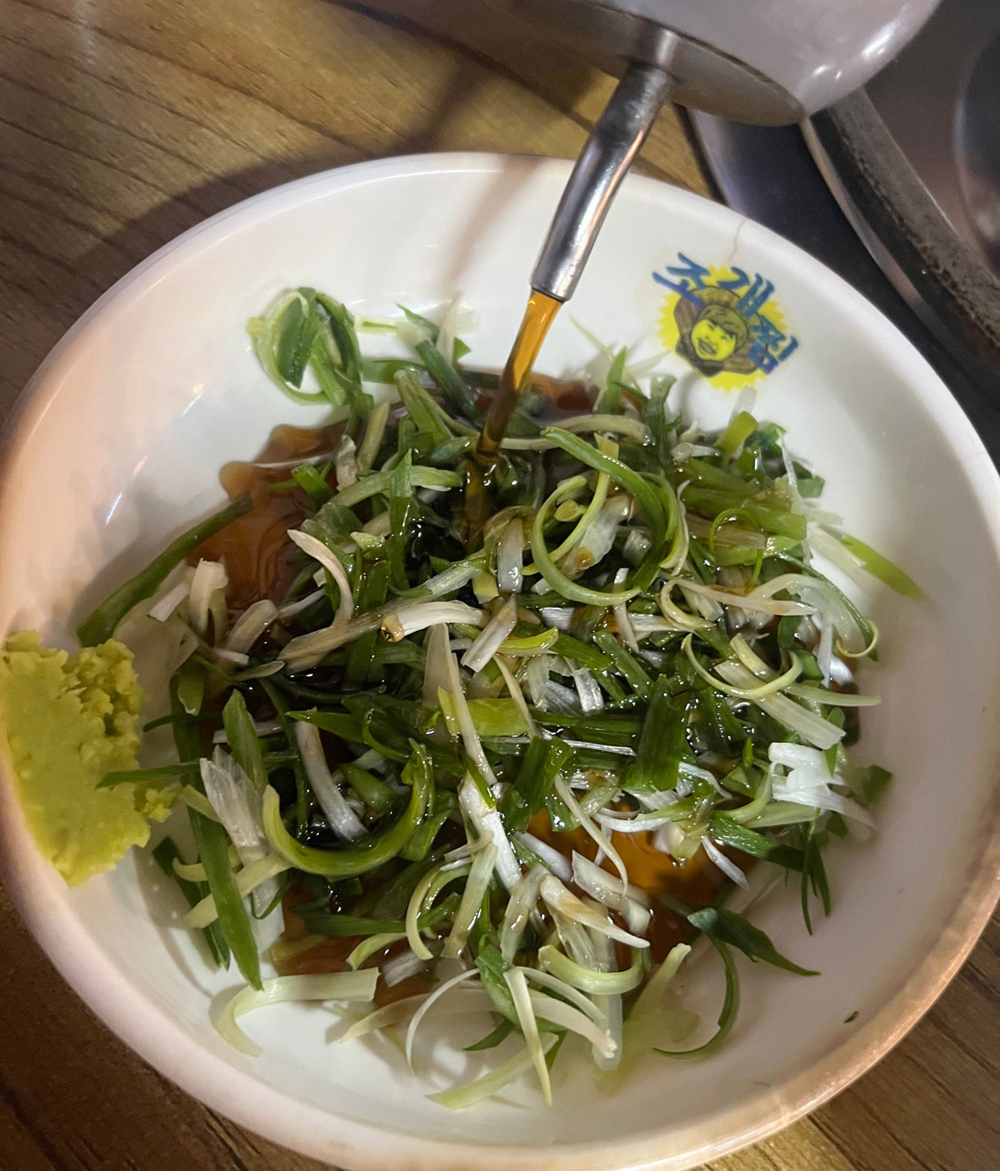 Overhead view of scallion sauce at Dapeojuneunjip