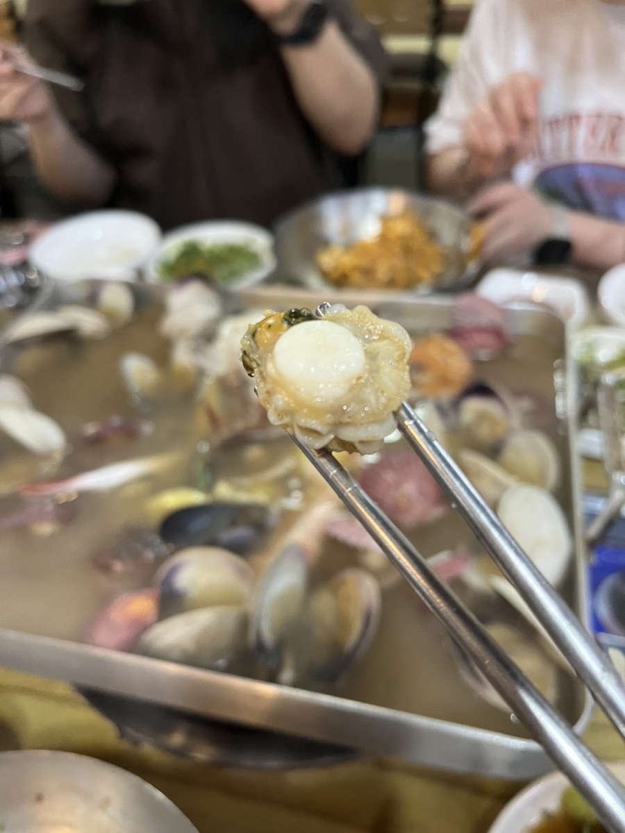 Plump scallop on chopsticks at Dapeojuneunjip