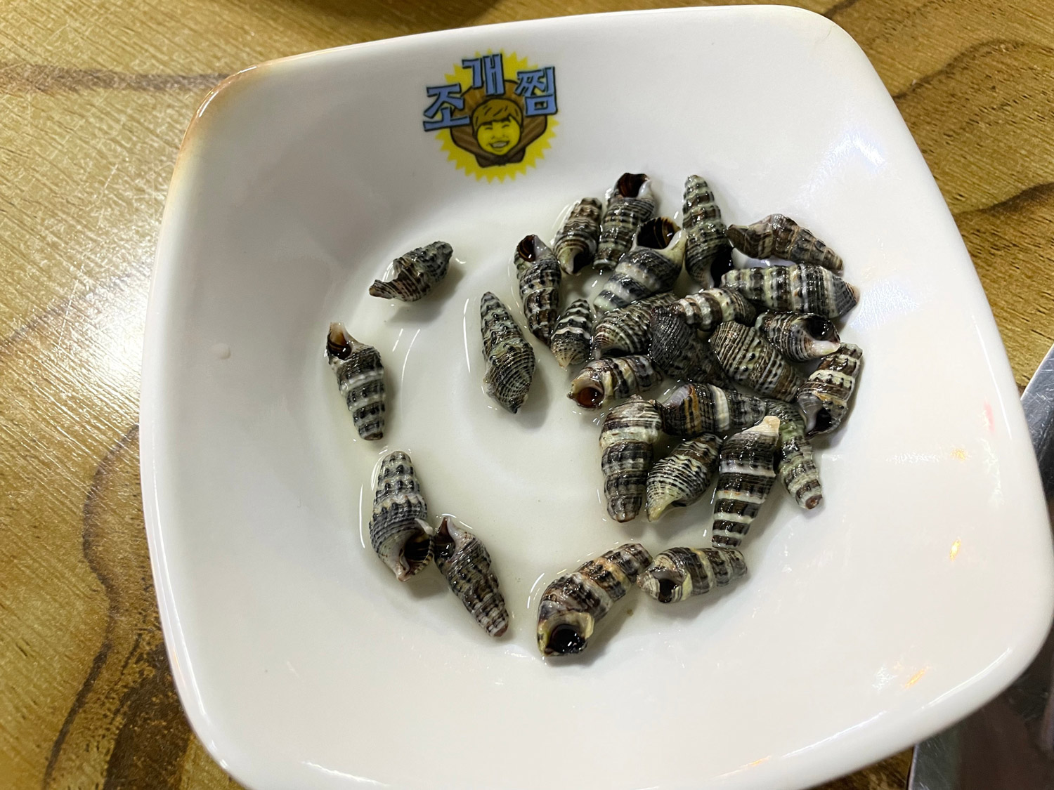 Dasulgi snails as side dish at Dapeojuneunjip