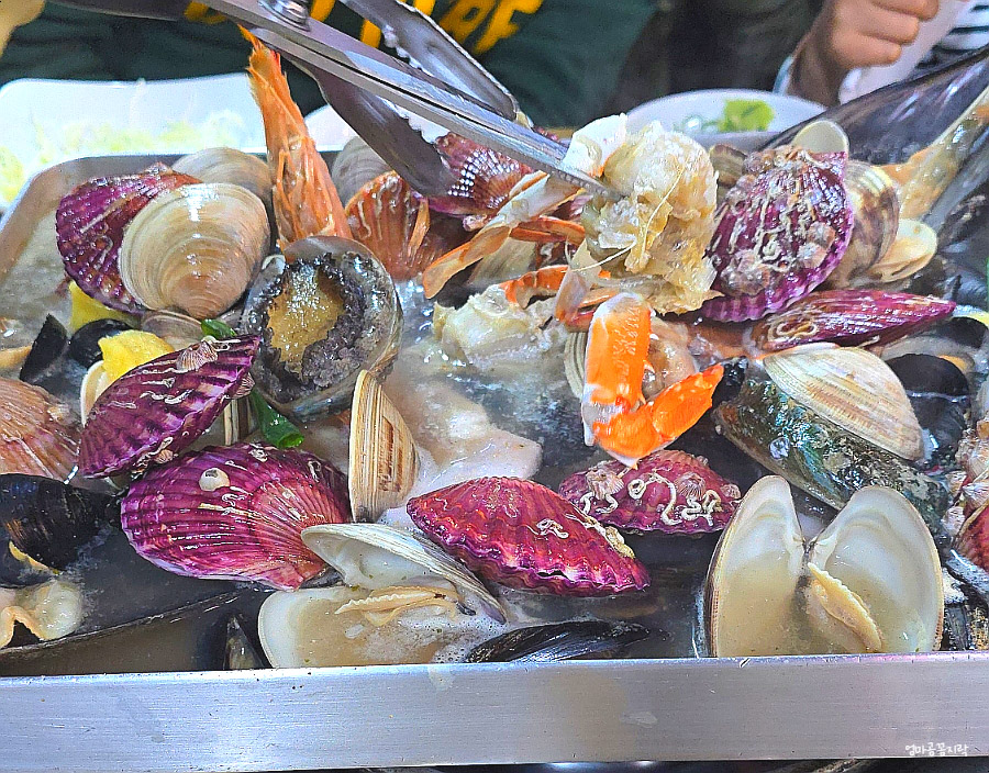 Staff preparing shellfish at Dapeojuneunjip