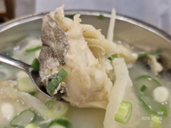 숟가락에 올린 해운대기와집대구탕 두툼한 대구 뽈살