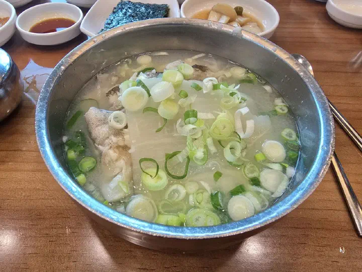 해운대기와집대구탕 무와 대파가 올라간 맑은 대구탕