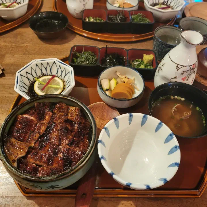 Hitsumabushi served in a wooden ohitsu bowl with a small serving bowl at Haemok, Busan