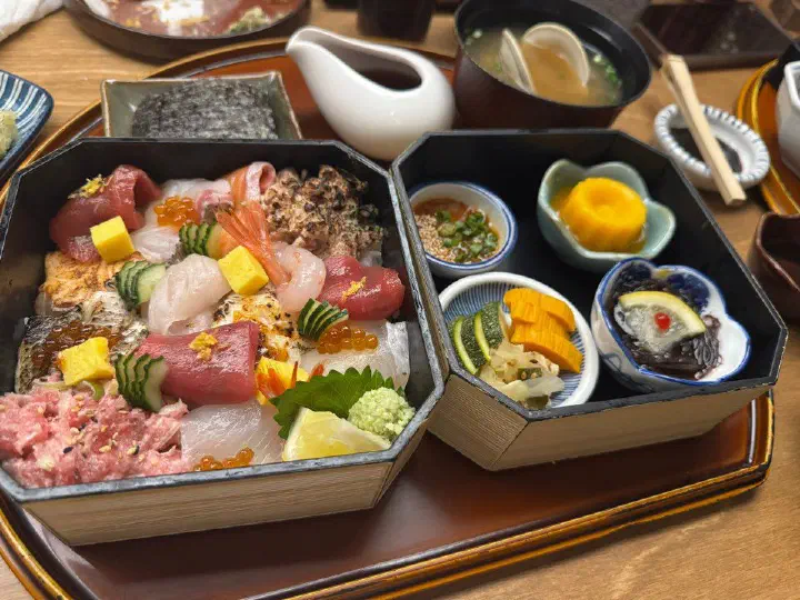 해운대 해목 카이센동 해산물 찬합과 곁들임 반찬 세트