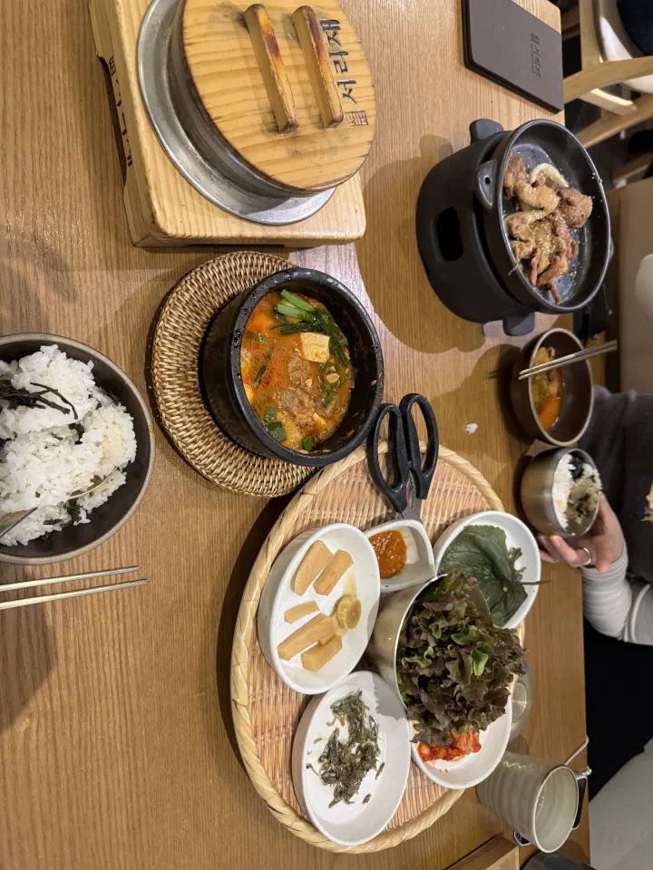 Side dishes and ssam vegetables on a tray at Saerijae