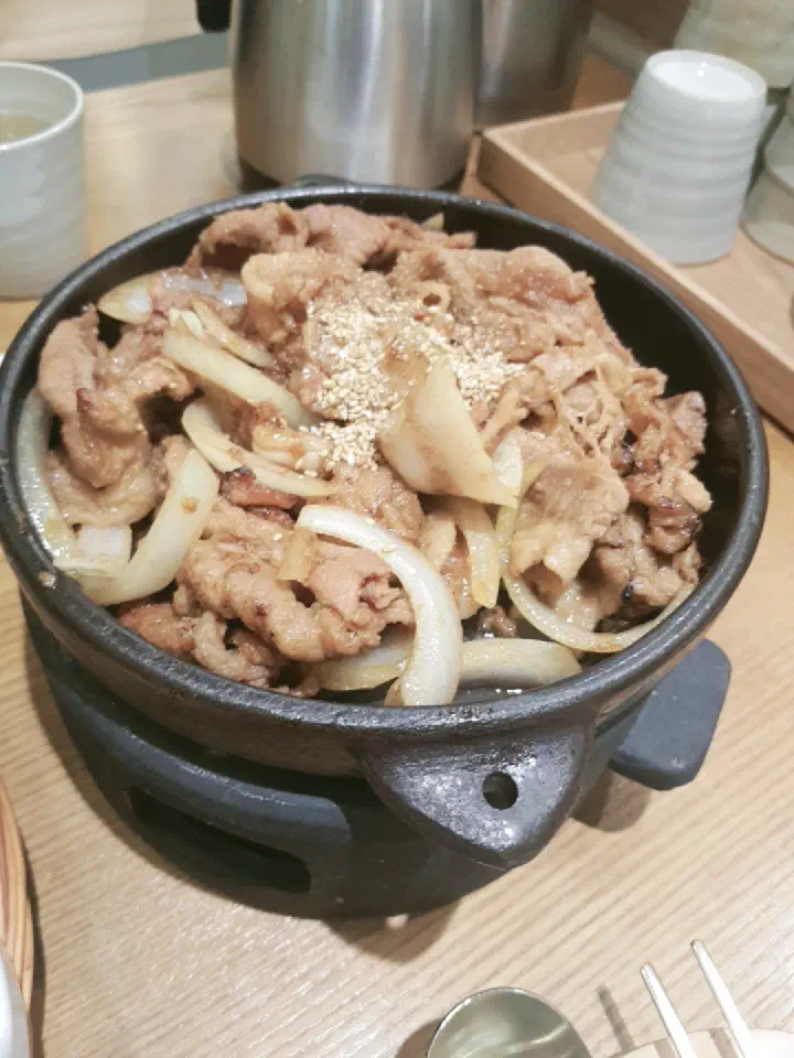 Flame-grilled pork in the grill pan at Saerijae