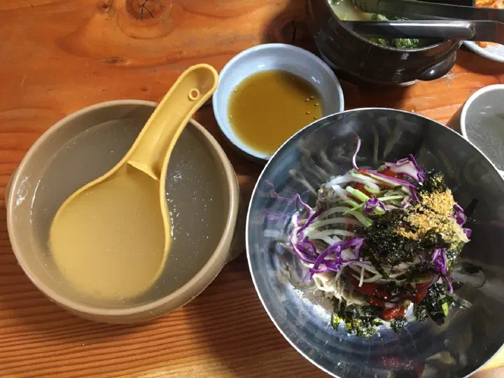 명태회와 채소를 올린 메밀막국수와 동치미 육수 한 그릇