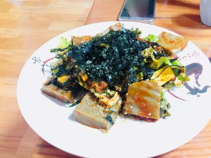 김가루를 듬뿍 올린 도토리묵무침