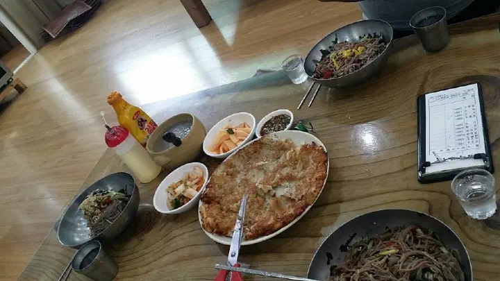 검산막국수 감자전과 메밀막국수가 함께 차려진 한 상