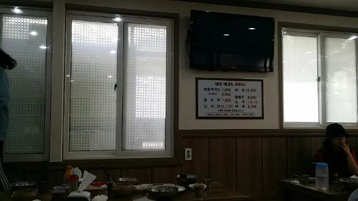 검산막국수 실내 벽에 걸린 메뉴판과 좌석