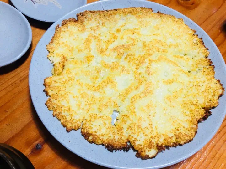 접시 가득 두툼하게 부쳐 나온 검산막국수 감자전