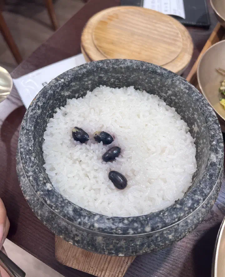 검은콩(서리태)이 올라간 이천쌀 돌솥밥