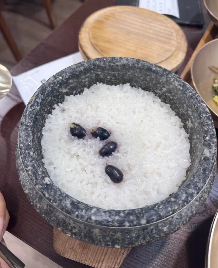 검은콩(서리태)이 올라간 이천쌀 돌솥밥