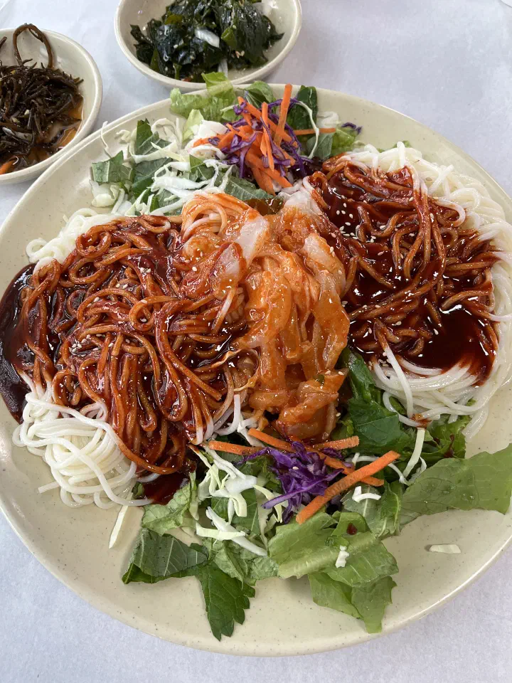 A plate of Chonchon Haenyeochon hoe-guksu tossed and fully mixed with the sauce