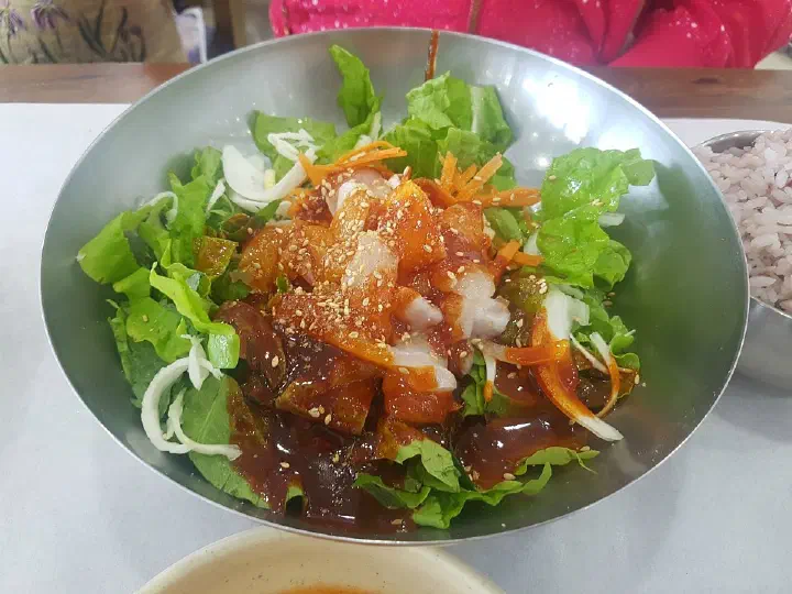 Chonchon Haenyeochon hoe-muchim: seasoned raw fish served over fresh vegetables