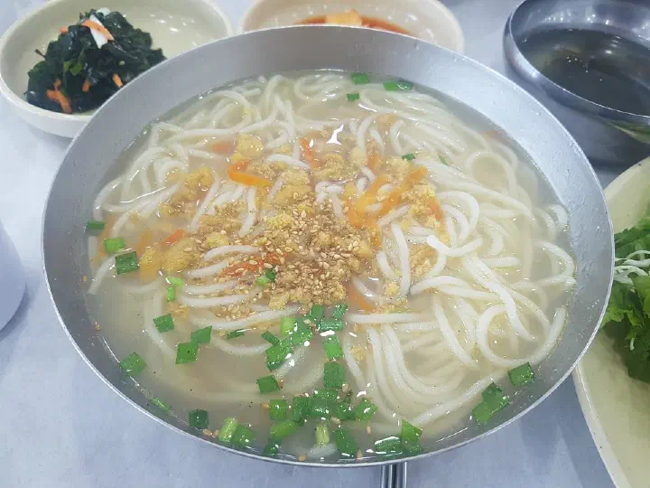 Chonchon Haenyeochon seonge-guksu: warm sea urchin noodle soup in anchovy broth with scallions